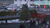 高校の正門にクリスマスツリー登場 高さ5メートルのドイツトウヒ 4年ぶりの点灯式に100人 盛岡市|TBS NEWS DIG