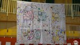 統合創立50周年記念にアーティストGOMAさんと「学校の旗」を制作 青森県平川市立猿賀小学校|TBS NEWS DIG