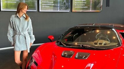 マギー】フェラーリ見つめ微笑む 「フェラーリに夢中になって楽しんだ