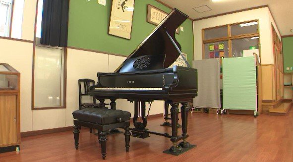 【国内に2台だけ】小学校にある古いグランドピアノは「生誕記念ピアノ」現在の上皇さまが生まれたことを祝って92年前に24台限定で製作…そのうち1台が長野・塩尻市の洗馬小学校に「今はもう地域の宝…」|TBS NEWS DIG