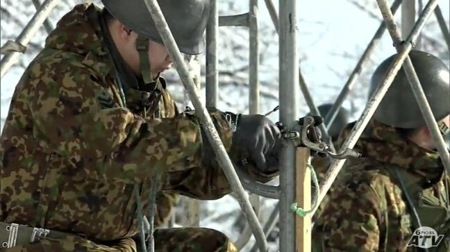 50回の節目の「弘前城雪燈籠まつり」大雪像は『弘前城天守』　陸上自衛隊弘前駐屯地の協力隊の隊員約60人が足場を組み立て　来週からは10トンダンプカー104台分の雪を岩木山麓などから運び大雪像を制作|TBS NEWS DIG