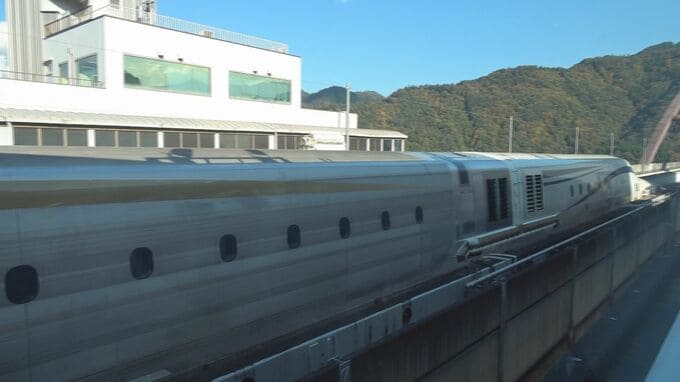 座席はリクライニングしない!?リニア中央新幹線の新しい試験車両｢M10｣公開 乗り心地は…スーツケースなども荷物棚ではなく“座席の前”に|TBS NEWS DIG