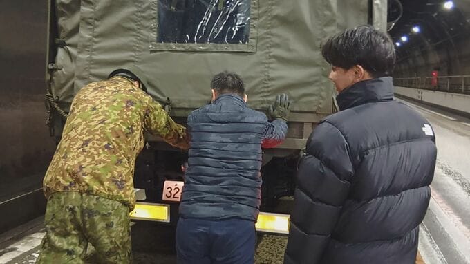 米子道のトンネル内で自衛隊のトラックが故障　立ち往生した車両を、警察の要請で後続ドライバーたち皆で押す場面も…動かず、渋滞も発生　江府IC～蒜山ICが一時通行止めに|TBS NEWS DIG