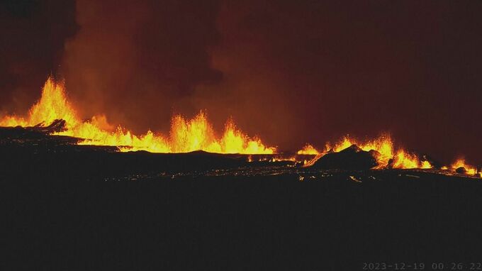 アイスランドで火山噴火　沿岸警備隊がヘリで正確な位置や規模を確認へ