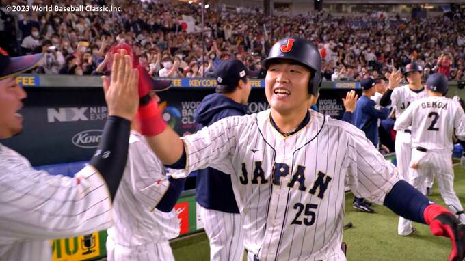 巨人・岡本和真が3ラン！”本拠地”東京ドームのレフトスタンドへ豪快に叩き込みイタリアを突き放す！【WBC準々決勝】|TBS NEWS DIG