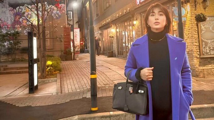 【KIINA.／氷川きよし】黒Ｘ青のクール系コーデで銀座に降臨「お友達のお店に久しぶりに」憩いのひとときを投稿|TBS NEWS DIG