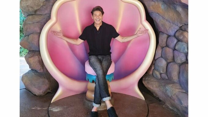 【 照英 】東京ディズニーシーで〝貝殻ショット〟公開　「ディズニープリンス」「脚のラインが綺麗すぎて」の声|TBS NEWS DIG