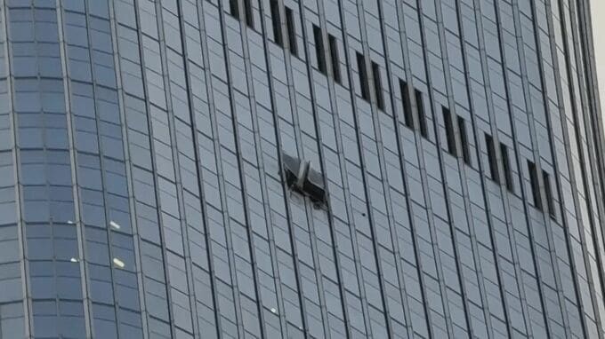 中国 北京市内の高層ビルに小型機衝突　66歳男性が操縦し自殺ほのめかす日記も　中国当局が発表