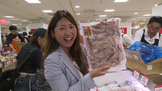 イカのソフト焼きを手にする井元小雪記者