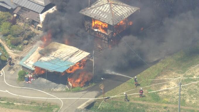 「離れの風呂場から火が出て小屋が燃えている」住宅などが激しく炎上か　宮城・登米市|TBS NEWS DIG