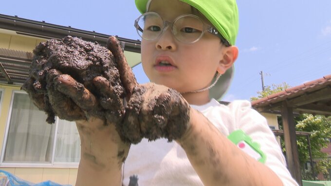 「大好きなミミズみたいで気持よかった」手を泥だらけにしてこねこね… 園児が“種ばくだん”作り 乾燥した土地でもばくだん内部の水分で芽が出る自然農法を体験! | 青森のニュース│ATV NEWS│青森テレビ