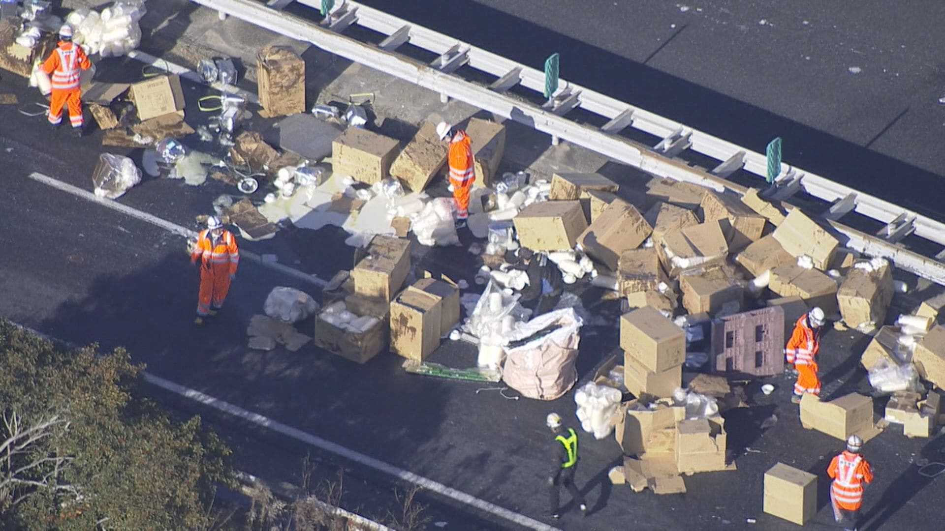 中央道でトラック大破 積み荷のラード・練乳が散乱 小牧東インター付近下り 多治見～小牧東IC通行止め【速報】