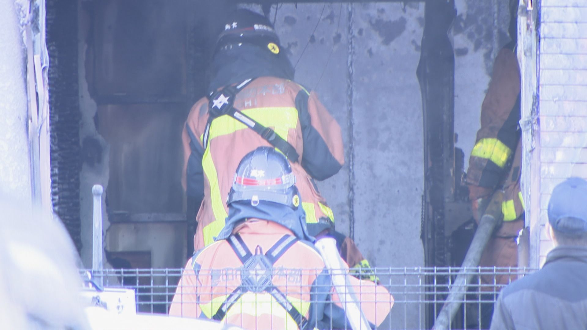 ｢ストーブを操作していたら火が出た｣と通報　アパートで火災　火元の部屋に住む男性（72）が重傷