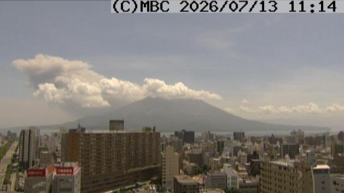 噴煙高さ1700m　桜島南岳山頂火口で噴火　火山灰は北へ　鹿児島