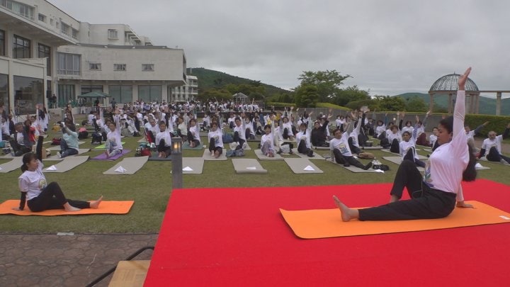 富士山の麓で約200人がヨガ体験　伸び伸びと体を動かしリラックス　6月21日は「国際ヨガデー」