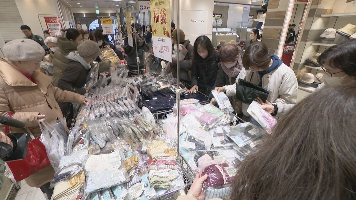 名古屋のデパート初売りは大行列 閉店前“最後”の名鉄百貨店には1万点の福袋 松坂屋名古屋店には｢欲しいけど買えない…｣5500万円の“等身大”黄金の大谷選手像