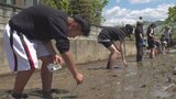 「やっている人はすごく大変」 ぬかるんだ田んぼに悪戦苦闘 子どもたちがコシヒカリの田植え 山梨市の農業体験学習|TBS NEWS DIG