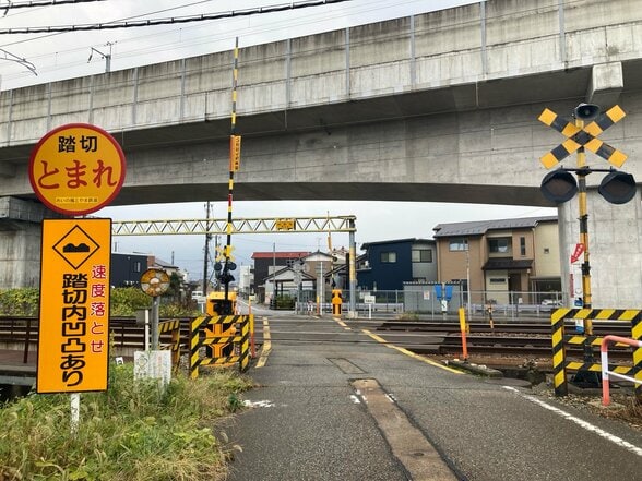 深夜の踏切で最終列車と接触、1人死亡【あいの風とやま鉄道】警察が性別、身元の特定進める 富山 | 富山のニュース|天気・防災|チューリップテレビ