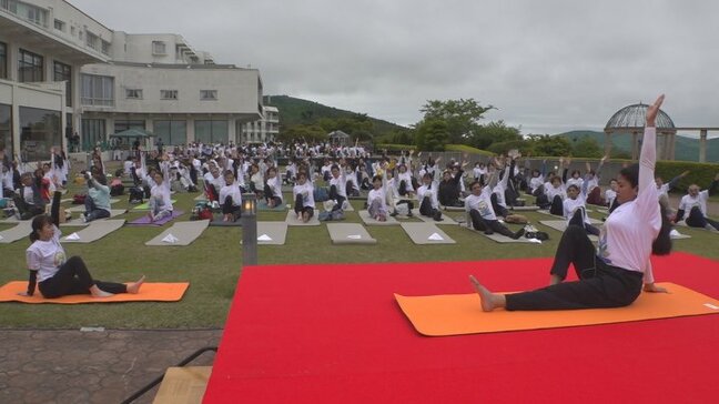 富士山の麓で約200人がヨガ体験 伸び伸びと体を動かしリラックス 6月21日は「国際ヨガデー」|TBS NEWS DIG