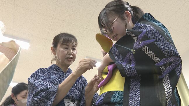 「祭りで着たい」山口祇園祭を前に　中学生が浴衣の着付け学ぶ|TBS NEWS DIG