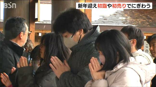 新年の願い込め…雪降る中も初詣客で神社にぎわう　新潟・中央区|TBS NEWS DIG
