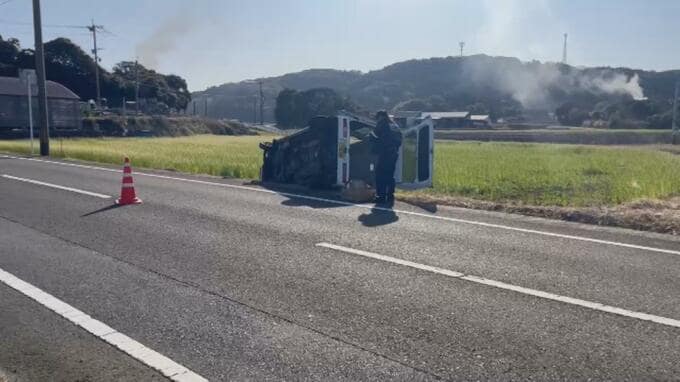 【現場画像】車が道路脇の畑に横転　70代女性が死亡　後部座席には孫の高校生も同乗　長崎・壱岐市|TBS NEWS DIG