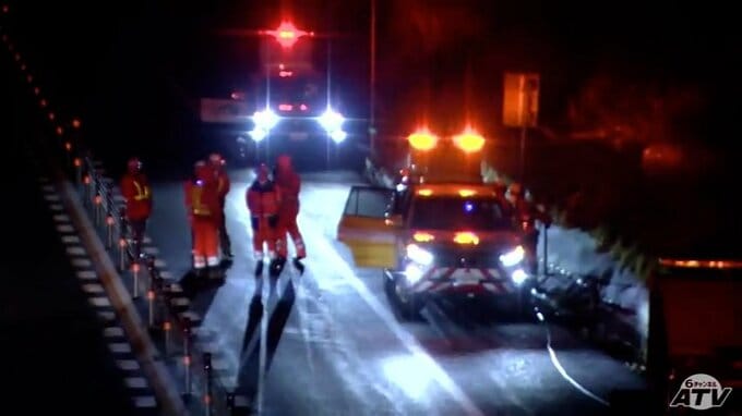 【速報】「タイヤが転がってきてぶつかり意識呼吸がない」と通報　30代と60代の男性2人けがか　うち30代男性は意識不明の重体　八戸自動車道・八戸JCT―八戸北ICの上下線が交通事故捜査のため通行止めに|TBS NEWS DIG