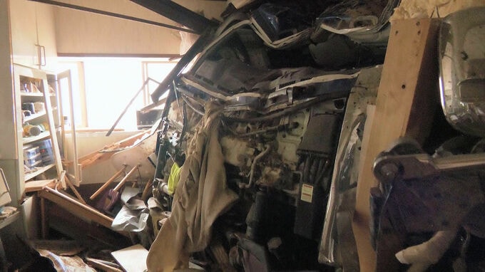 トレーラーが住宅の台所付近に突っ込む 「ダダーって音が…何これ」 1人搬送 家の中にいた2人はケガなし  岐阜・郡上市の国道　|　名古屋・愛知・岐阜・三重のニュース【CBC news】 | CBC web