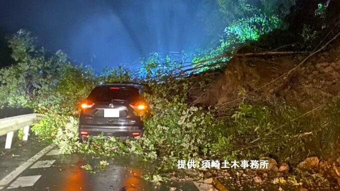 【台風6号】国道で土砂が崩れ、車が突っ込む…ケガ人なし、国道は通行止めに（高知・津野町　国道197号）　|　高知のニュース・天気｜KUTV NEWS | KUTVテレビ高知