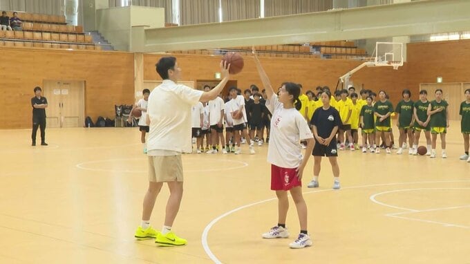 バスケ女子日本代表恩塚亨元監督が中学生に指導「夢実現のポイントは」地元の大分県中津市で開催|TBS NEWS DIG