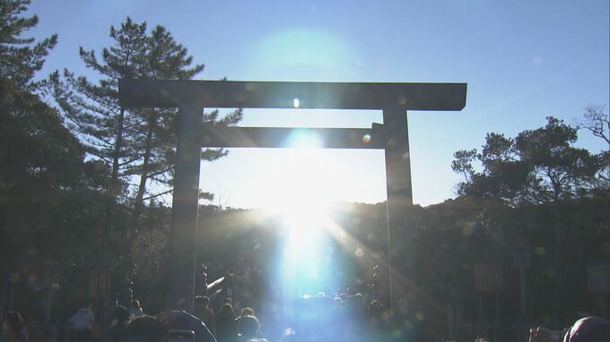 鳥居からの日の出…  伊勢神宮に夜明け前から大集結 ｢元旦に見る朝日とはまた違う｣ 冬至前後は毎年大勢の人が 三重　|　名古屋・愛知・岐阜・三重のニュース【CBC news】 | CBC web