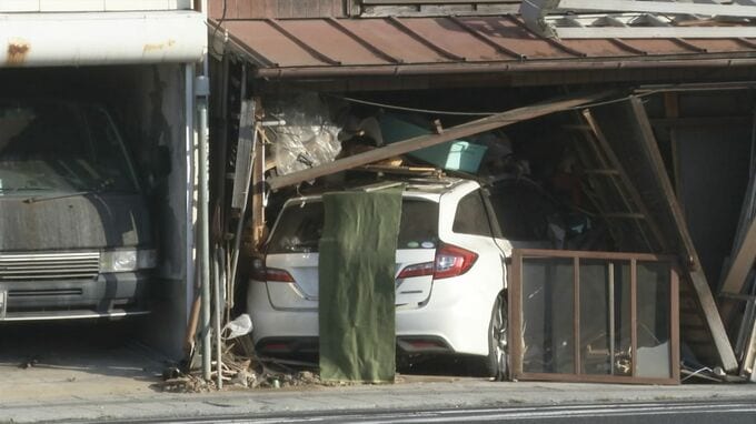 パトカーに追跡された乗用車が倉庫に突っ込み大破　信号無視も繰り返し逃走し逮捕　島根県警松江警察署|TBS NEWS DIG