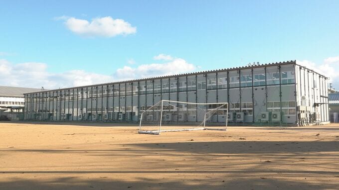 震災で校舎が傾いた輪島高校 グラウンドの仮設校舎で授業はじまる 「落ち着かない」という生徒も|TBS NEWS DIG