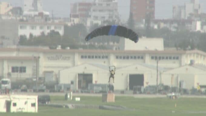 5か月連続の強行 米軍嘉手納基地でパラシュート降下訓練|TBS NEWS DIG