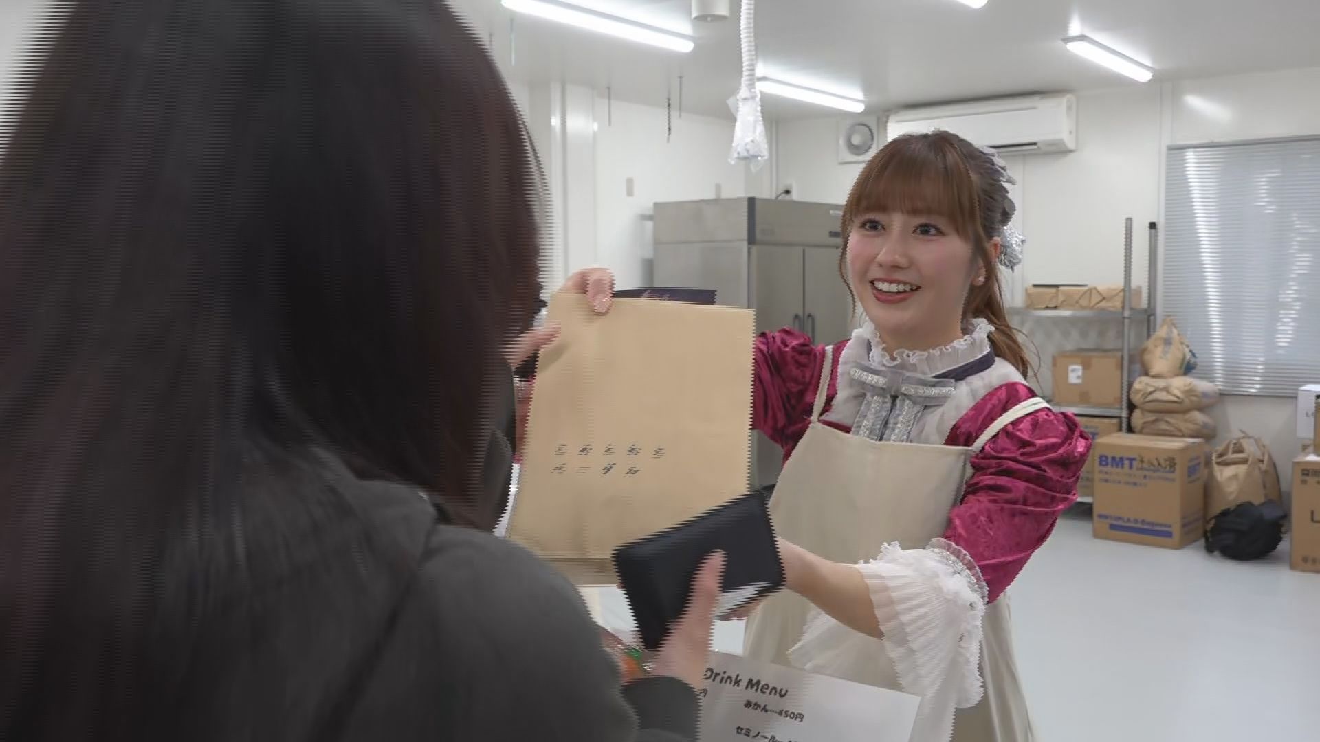 ももクロ佐々木彩夏さんも1日店員に 仮設商店街がグランドオープン