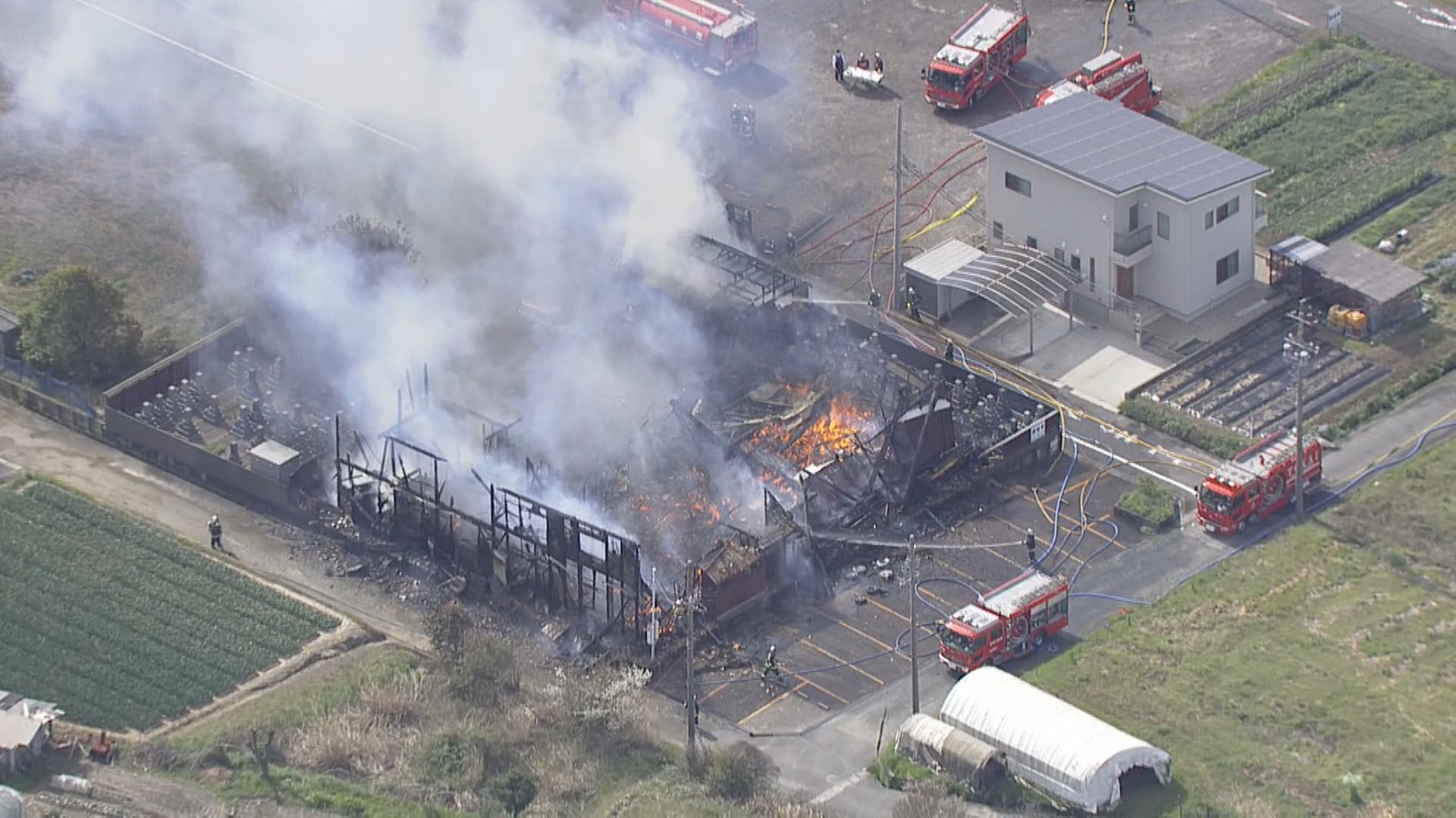 ｢天ぷら油から火が出た｣と通報　寺の敷地内にある住宅から出火　本堂と住宅と離れが焼ける