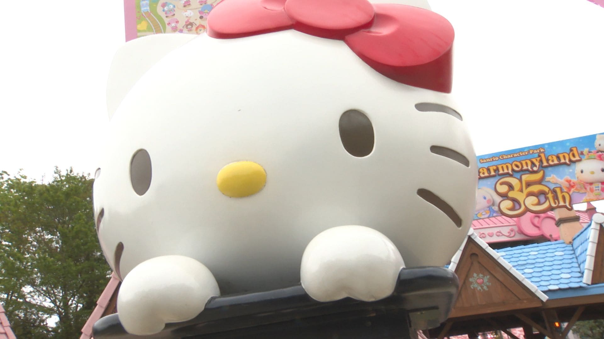 ハーモニーランド35周年「タッチできて幸せ」限定衣装のキティたちに