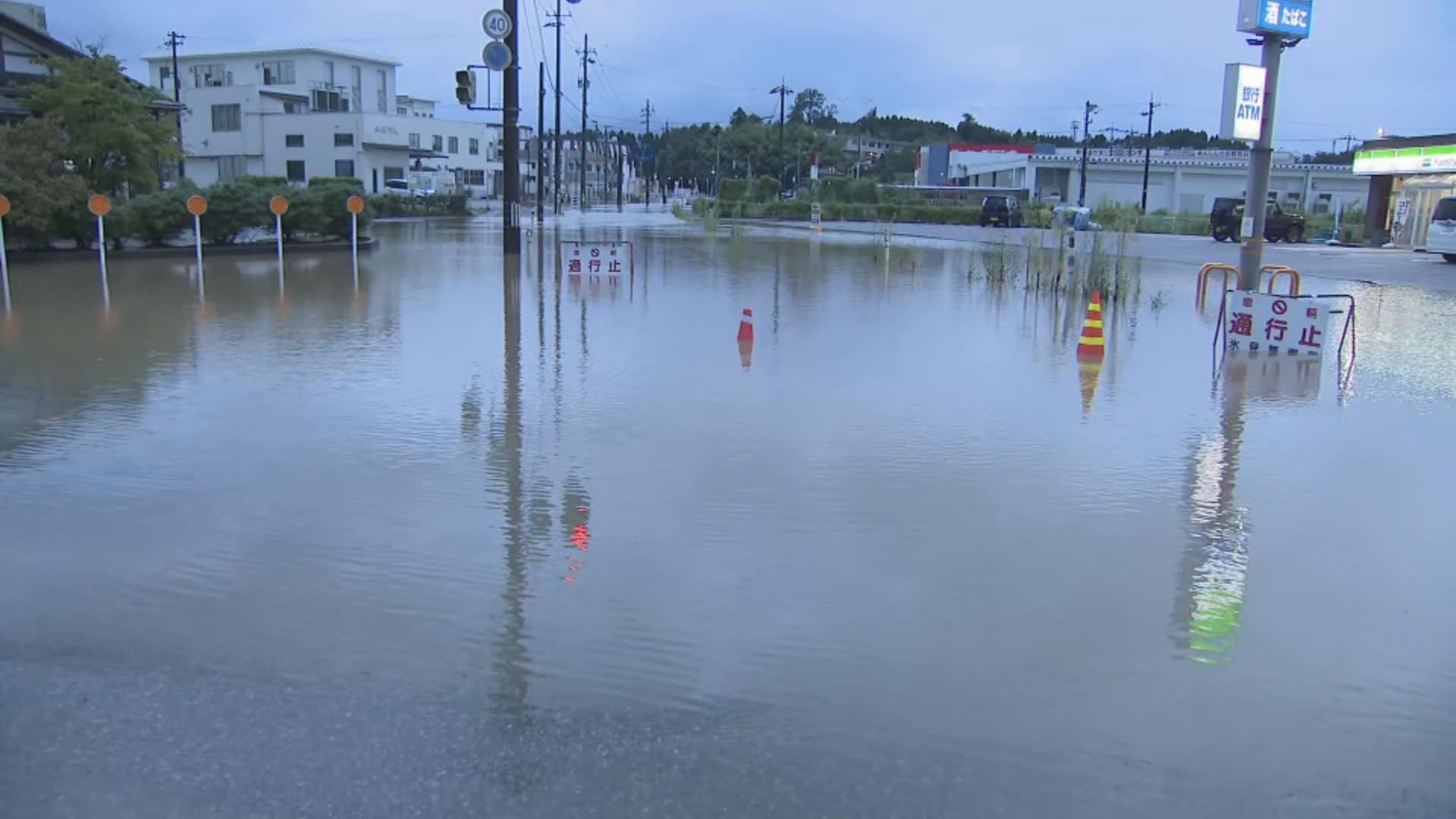 通行止め】国道160号・氷見市窪～上泉南 大雨による道路冠水 午前4時半