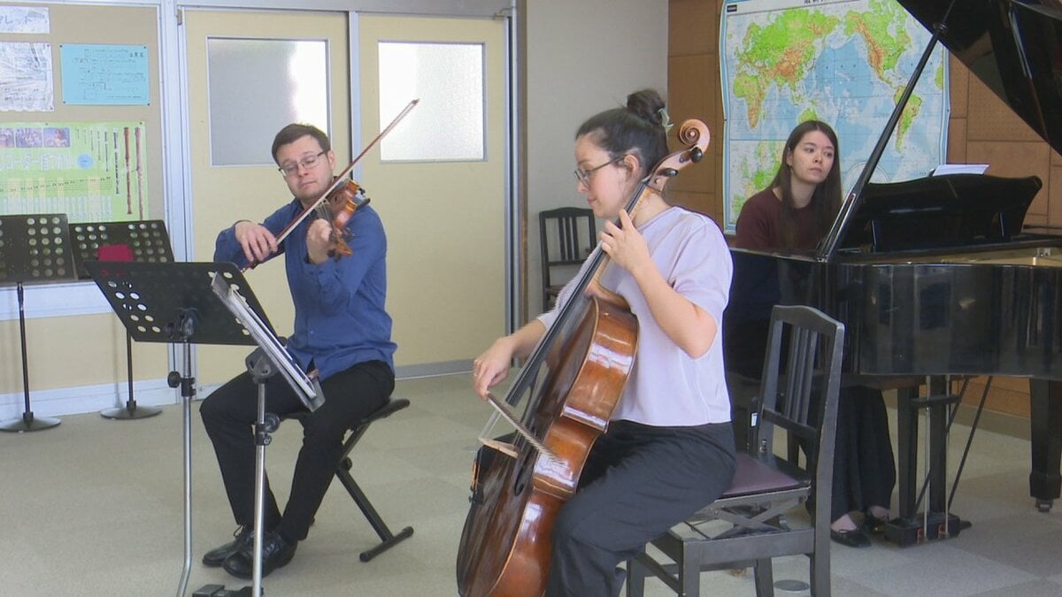 「歌っていて気持ちよかった」　小学生が生演奏で校歌斉唱　オーストリアの若手演奏グループのミニコンサート