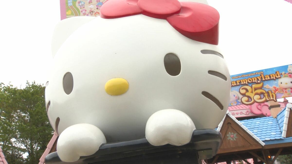 ハーモニーランド35周年「タッチできて幸せ」限定衣装のキティたちに初日から長蛇の列　大分・日出町