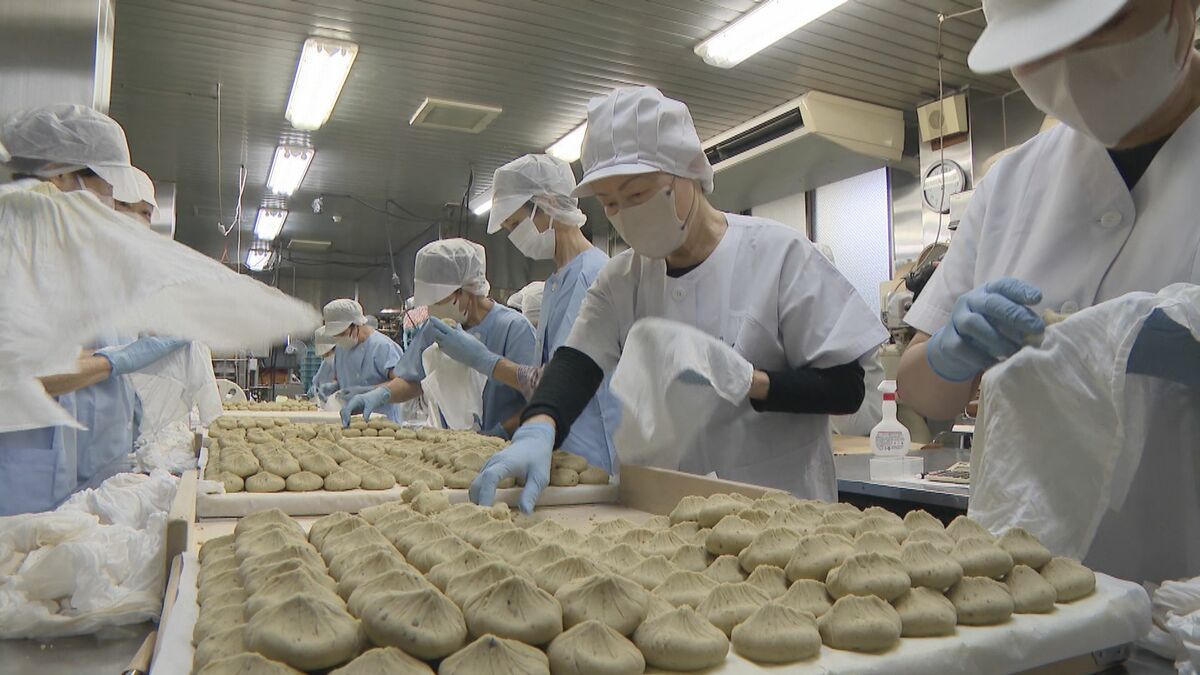 老舗の和菓子店･川上屋で｢栗きんとん｣づくり “ほくほく感”が出る熊本･宮崎県産の栗を使用 ｢香りを楽しんで｣ 岐阜･中津川市