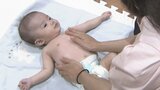 “ベビーマッサージ” 体験会 赤ちゃんと肌で触れ合うコミュニケーション | 熊本のニュース|RKK NEWS|RKK熊本放送