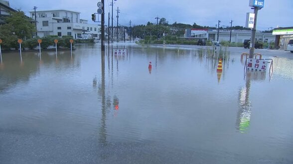 【通行止め】国道160号・氷見市窪~上泉南 大雨による道路冠水 午前4時半から | 富山のニュース|天気・防災|チューリップテレビ