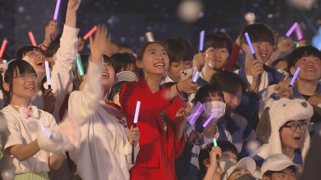 福岡の高校でペンライトきらびやか「夜の体育祭」　熱中症対策で昼間から移行　花火にプロジェクションマッピングも|TBS NEWS DIG