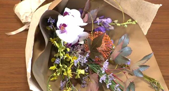 金沢マラソン 入賞者に贈られるビクトリーブーケが完成 多様性をイメージした花と能登の和紙でランナーを称える|TBS NEWS DIG