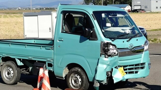 軽乗用車と軽トラックが衝突、フロント部分が大破　軽乗用車に同乗の男性が意識不明　それぞれの運転手の高齢とみられる男女2人も負傷　北海道岩見沢市|TBS NEWS DIG