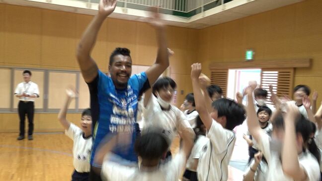 「子どもたちの声は本当にエネルギーになる」ルカオ選手もにっこり　ファジ選手が小学校で児童と交流【岡山】|TBS NEWS DIG