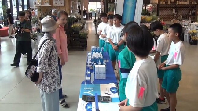 岩手・岩泉町の小学生が特産品を販売　龍泉洞の水を使った化粧水などPR　チラシ配って客呼び込み　盛岡市　|TBS NEWS DIG