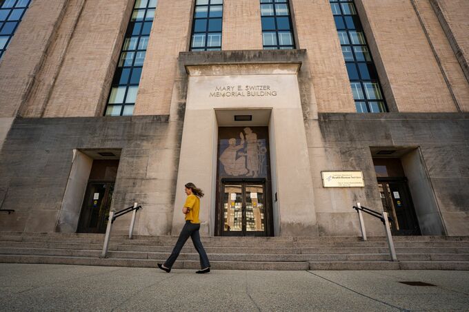 ホワイトハウス顧問にブーイングの嵐、厚生省縮小論に聴衆の怒号響く