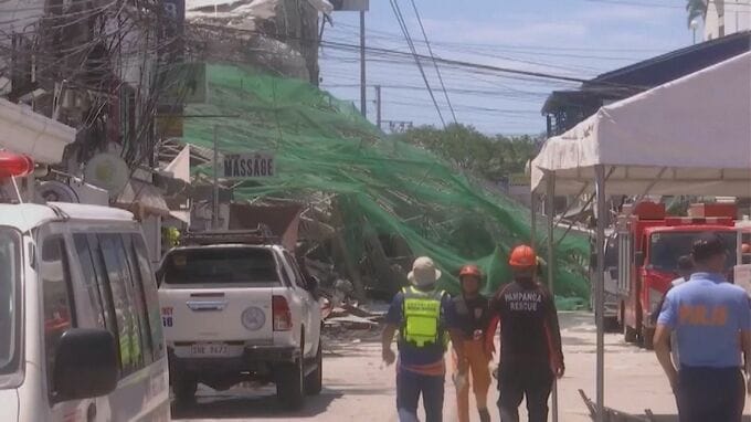 フィリピンで建設中のビル倒壊　作業員20人以上がれきの下敷きか　地元当局が捜索